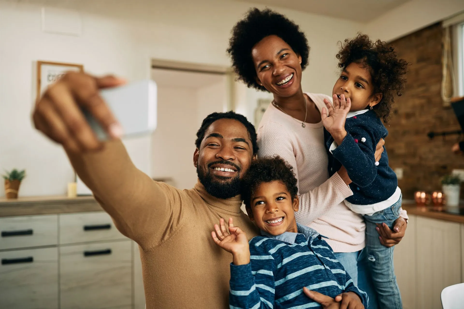 Família feliz tirando selfie