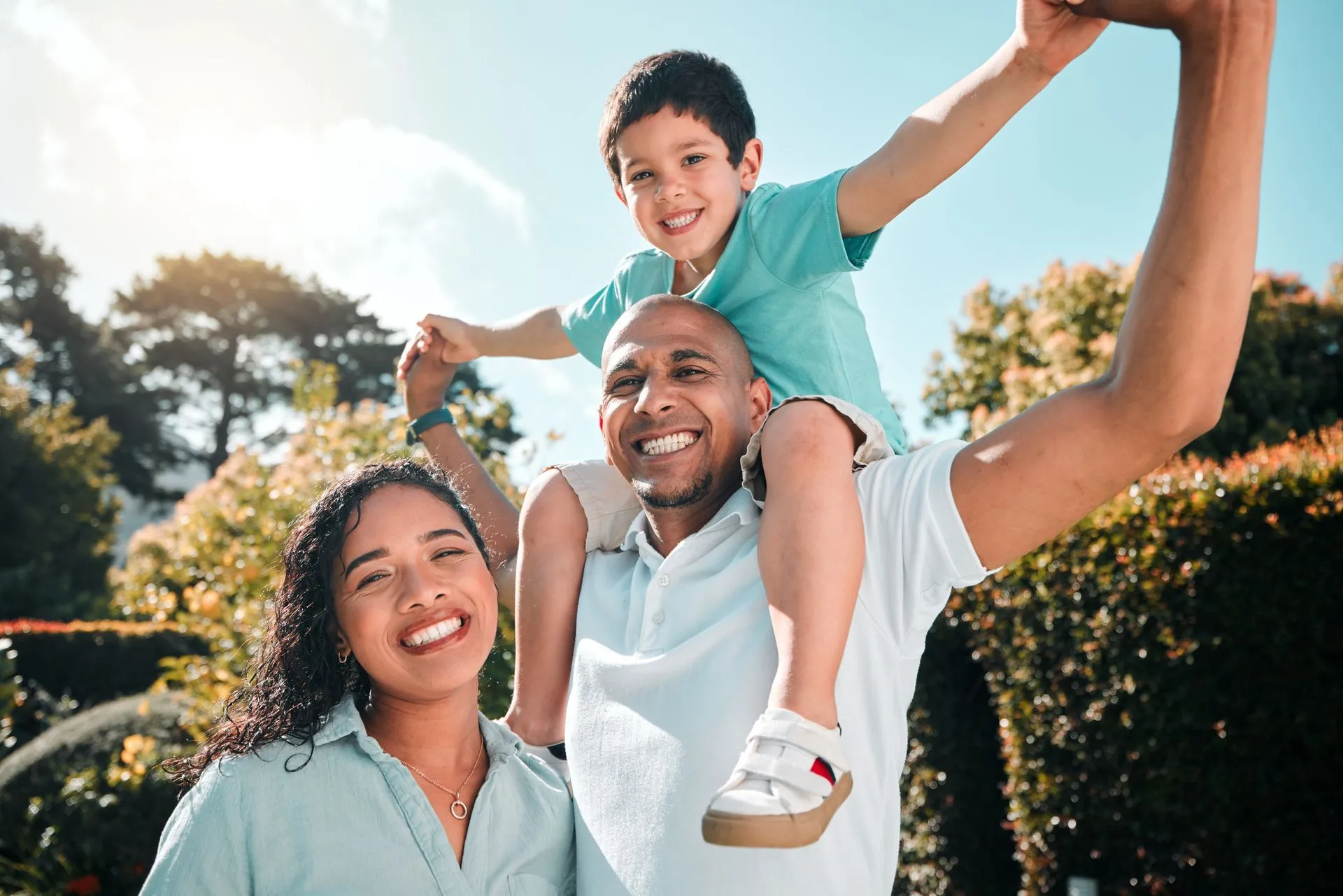 Família sorrindo ao ar livre